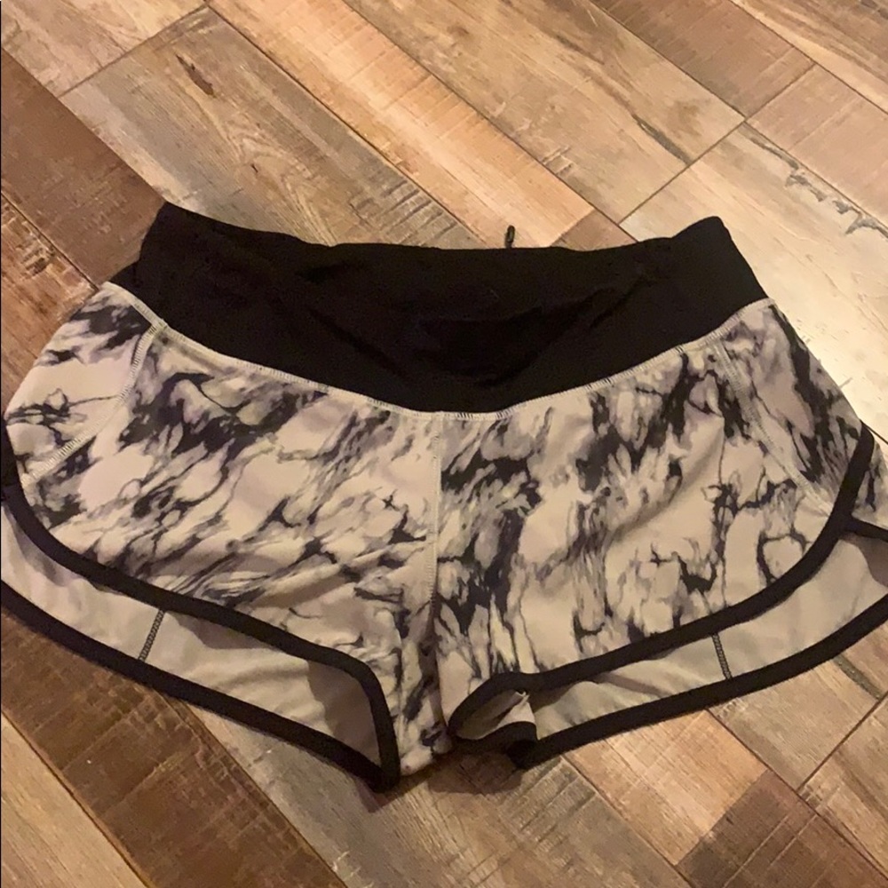 Lululemon Speed Up Short Size 6 - Rare print!